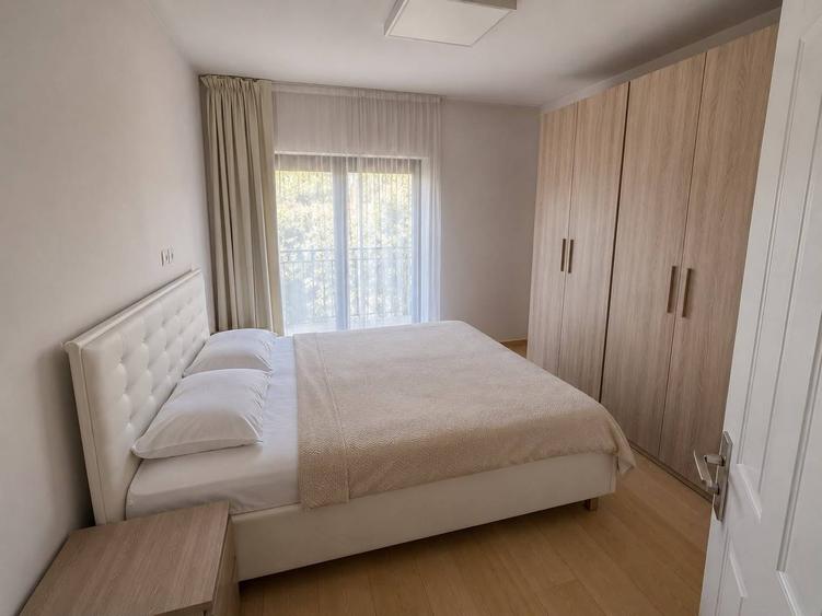 Apartament cu 3 camere semidecomandat în Borhanci