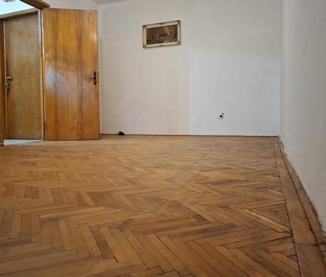 Apartament cu 3 camere semidecomandat în Domenii