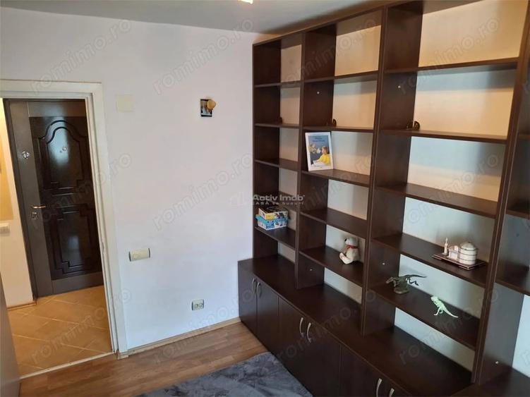 Apartament cu 3 camere semidecomandat în Micro II