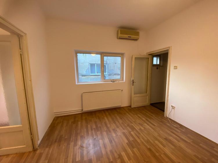 Apartament cu 3 camere semidecomandat în Moșilor