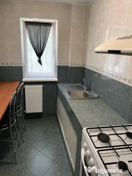Apartament cu 4 camere semidecomandat în Rovine