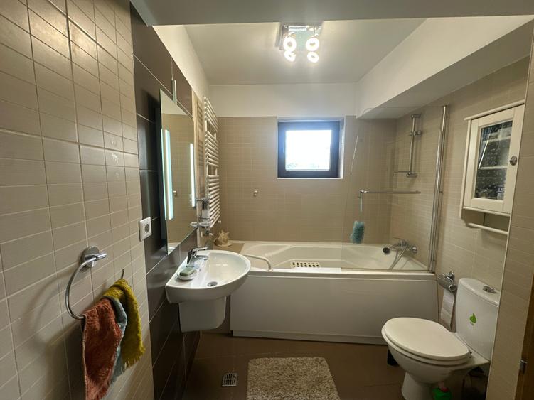 Apartament cu 4 camere decomandat în Cotroceni