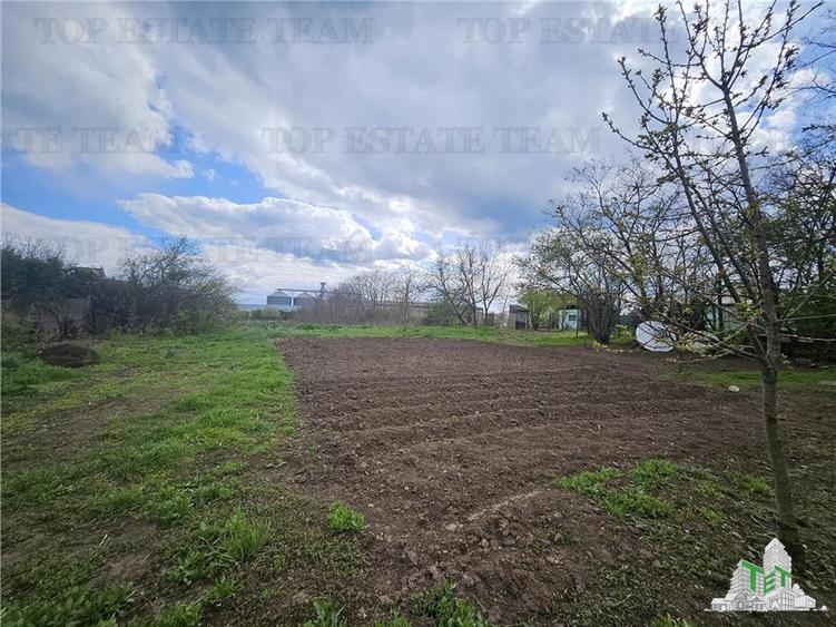Teren agricol intravilan de 3846 mp, în Topraisar