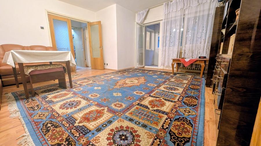 Apartament cu 5 camere decomandat în Est