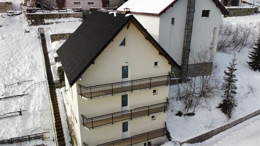 Casă cu 4 camere în Novaci