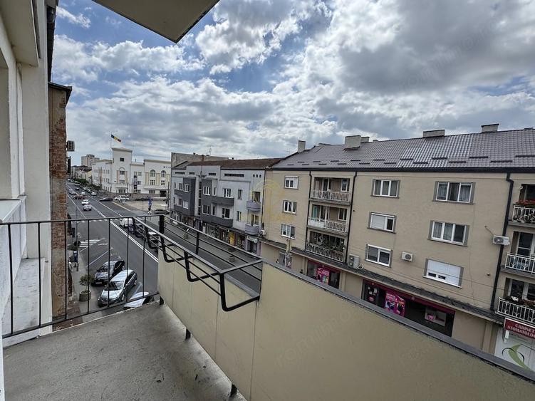 Apartament cu 3 camere decomandat în Central