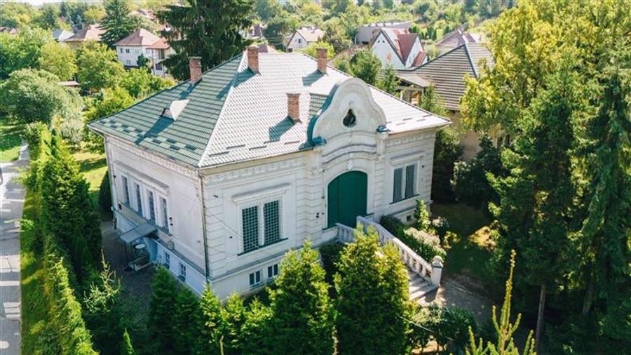 Casă individuală cu 7 camere cu Canalizare în Central