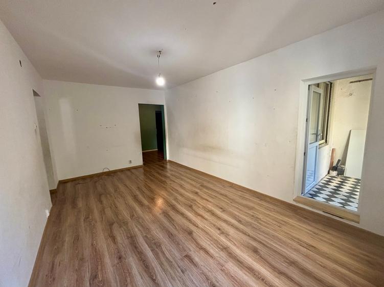 Apartament cu 4 camere decomandat în Iancului