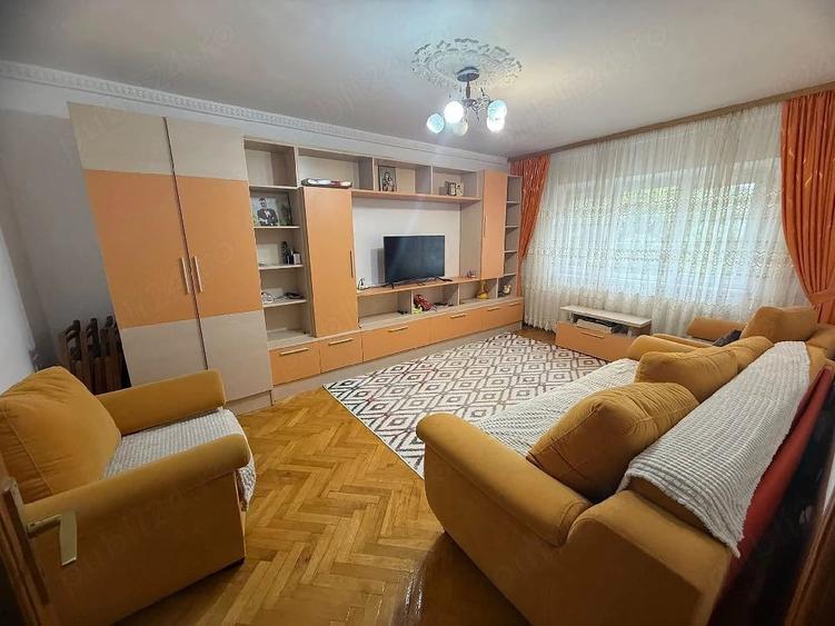 Apartament cu 3 camere decomandat în Exterior Vest