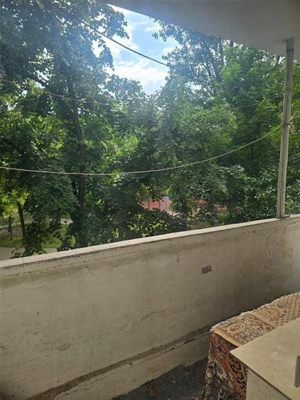 Apartament cu 3 camere semidecomandat în Podu Roș