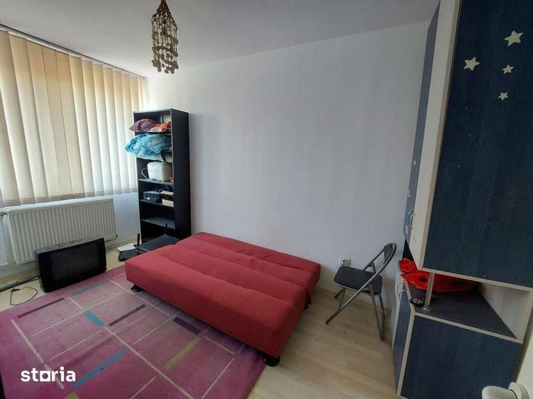 Apartament cu 3 camere semidecomandat în Independenței