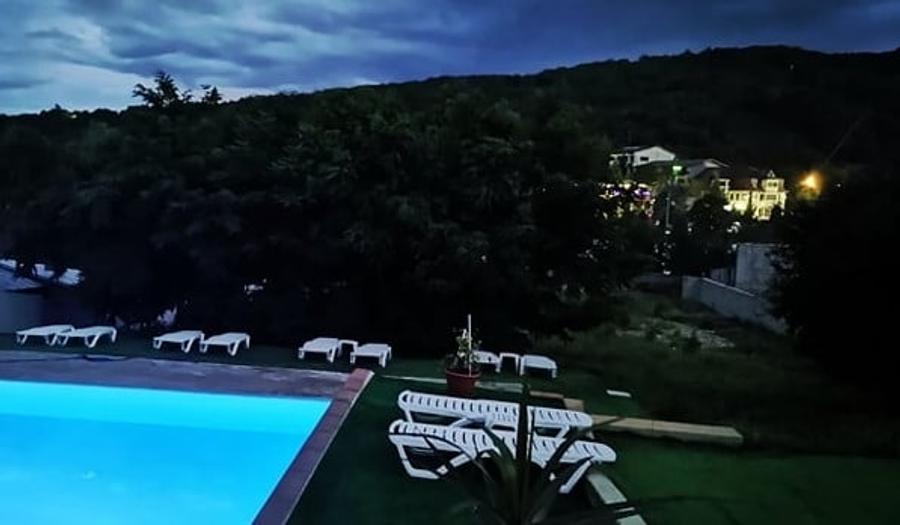 Casă cu 10 camere cu Piscina în Sărata-Monteoru