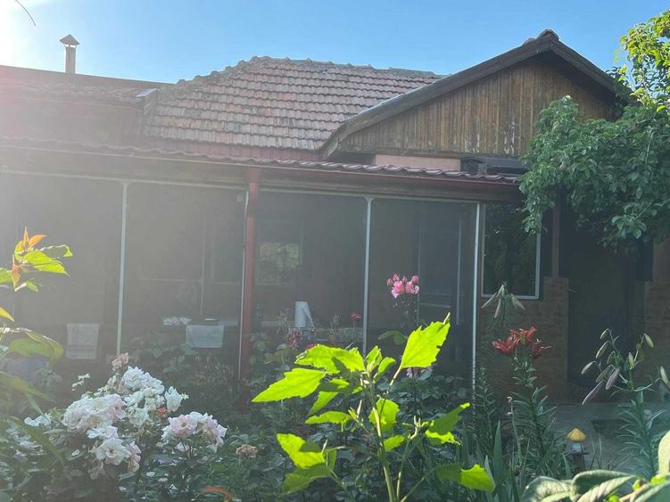 Casă cu 2 camere în Grindu