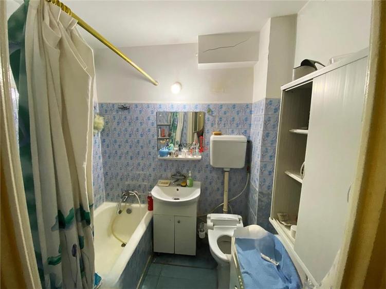 Apartament cu 3 camere semidecomandat în Vatra Luminoasă