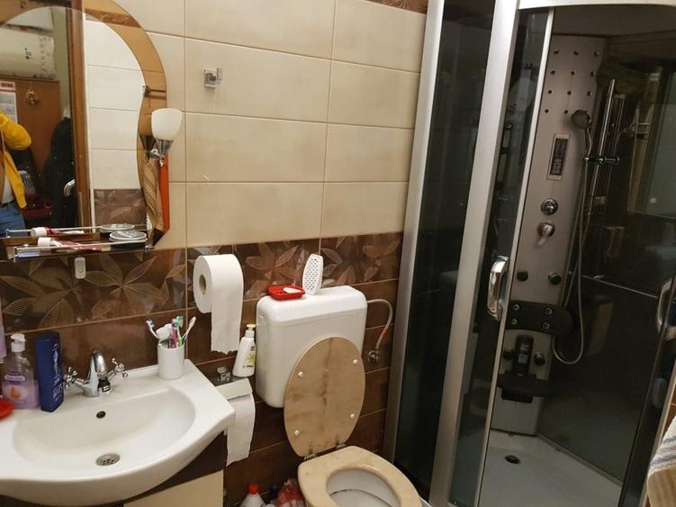 Casă individuală cu 9 camere cu Canalizare în Frații Golești