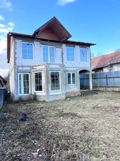 Casă individuală cu 6 camere cu Canalizare în Iara