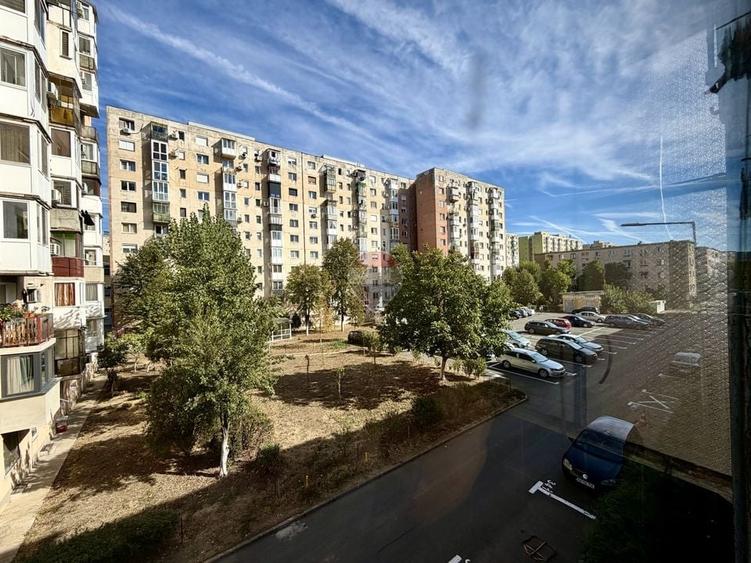 Apartament cu 3 camere semidecomandat în Aurel Vlaicu