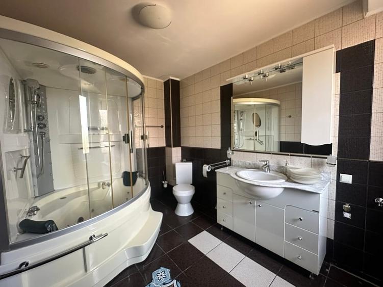 Duplex cu 7 camere cu Canalizare în Central