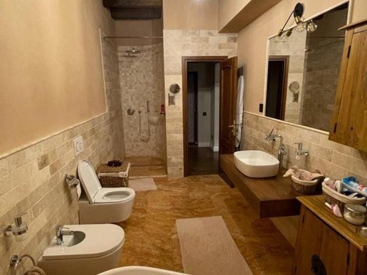 Casă individuală cu 6 camere cu Canalizare în Tineretului