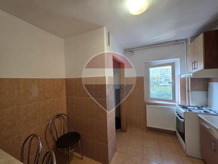 Apartament cu 4 camere decomandat, mobilat în Confecții