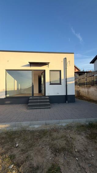 Duplex cu 3 camere cu Canalizare în Est