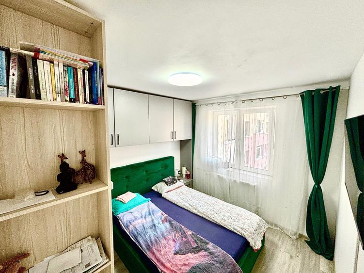 Apartament cu 3 camere decomandat în Titan