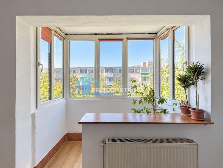 Apartament cu 3 camere semidecomandat, mobilat în Dacia