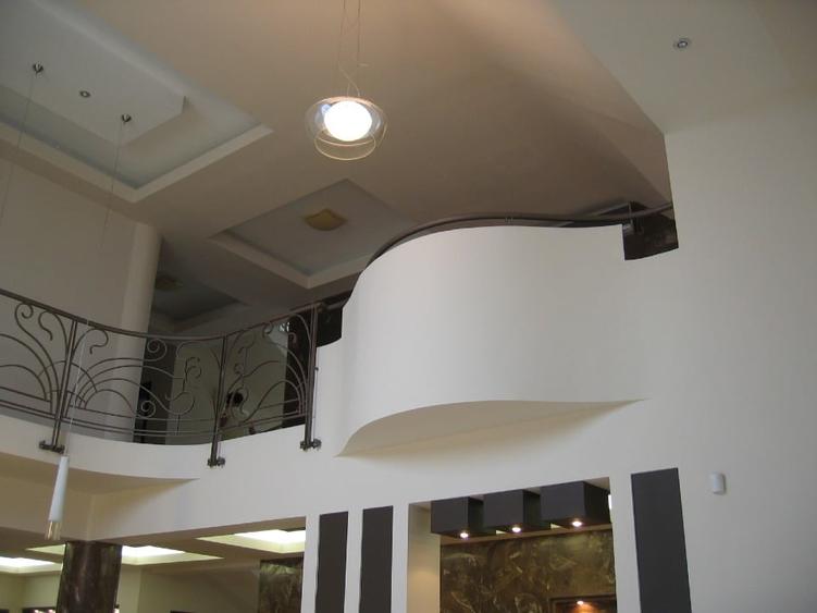 Casă individuală cu 15 camere cu Teren 1900 Mp în Central