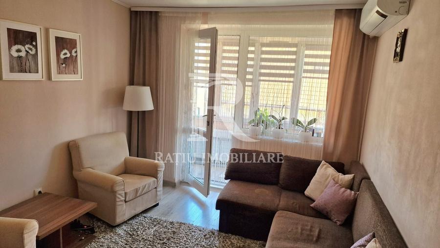 Apartament cu 3 camere semidecomandat, mobilat în Central