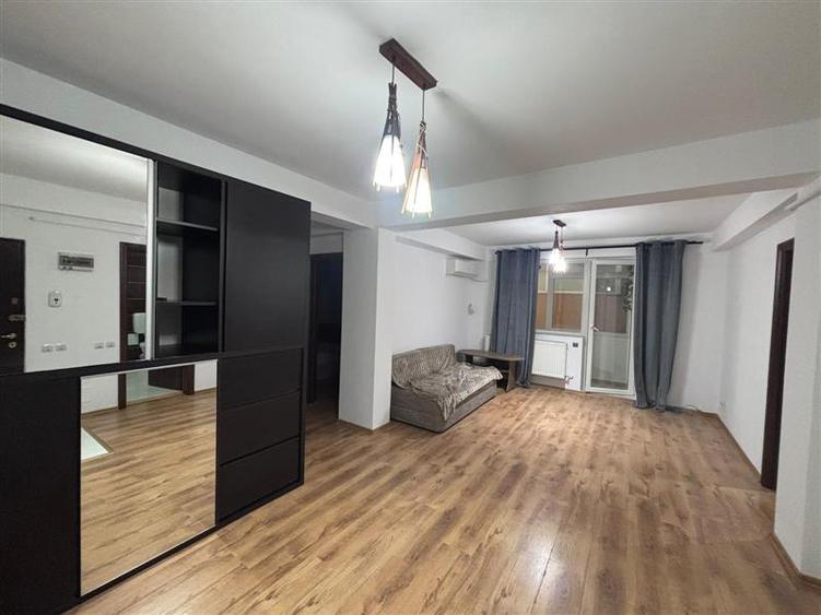 Apartament cu 3 camere semidecomandat în Berceni