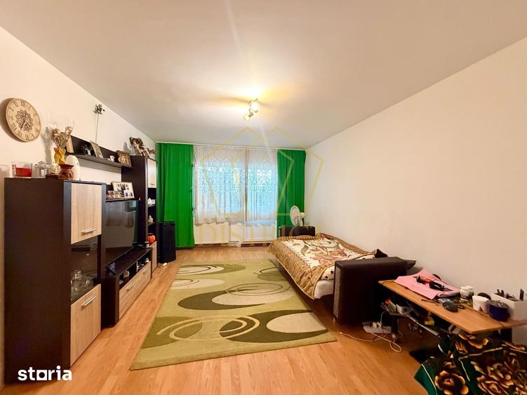 Apartament cu 4 camere decomandat în Lipovei