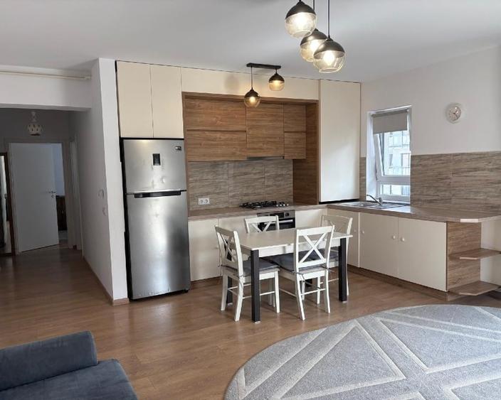Apartament cu 3 camere decomandat, mobilat în Tractorul