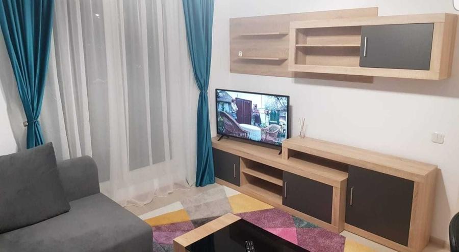 Garsonieră decomandată în Roșu