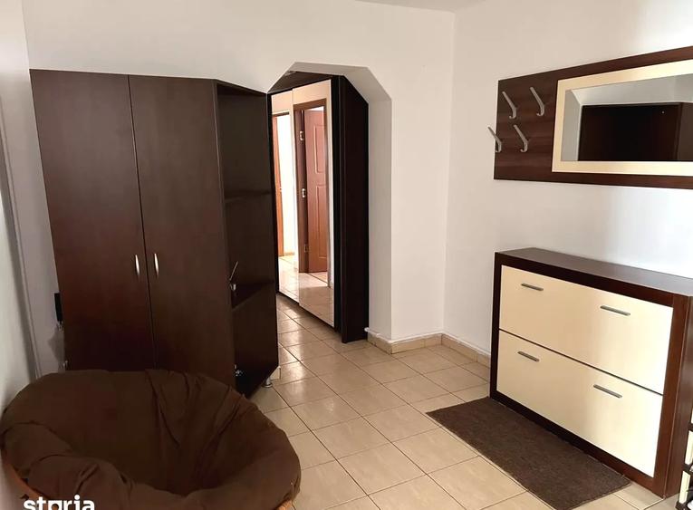 Apartament cu 3 camere decomandat, mobilat în Nicolina