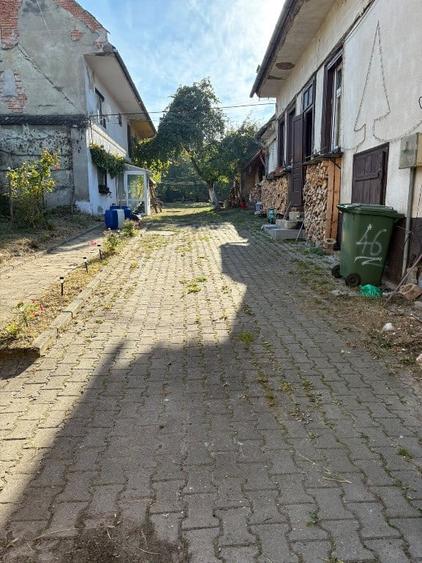 Casă cu 8 camere cu Teren 1200 Mp în Florilor