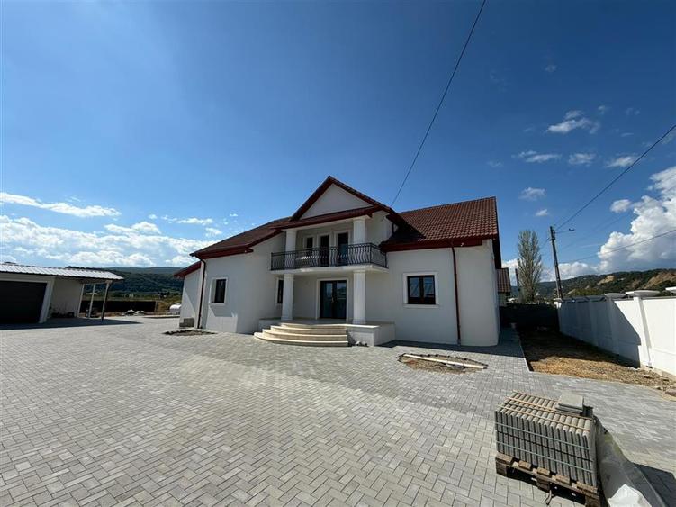 Casă individuală cu 4 camere cu Garaj în Vest