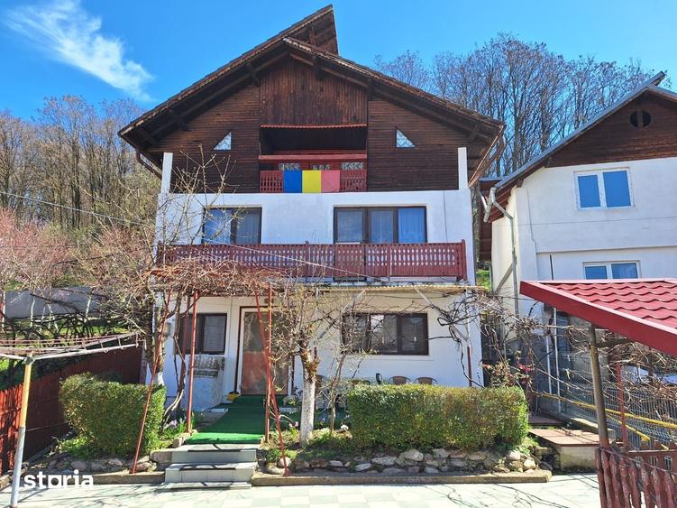 Casă cu 5 camere cu Teren 475 Mp în Central