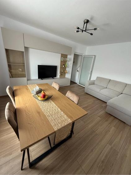 Apartament cu 3 camere semidecomandat în Central