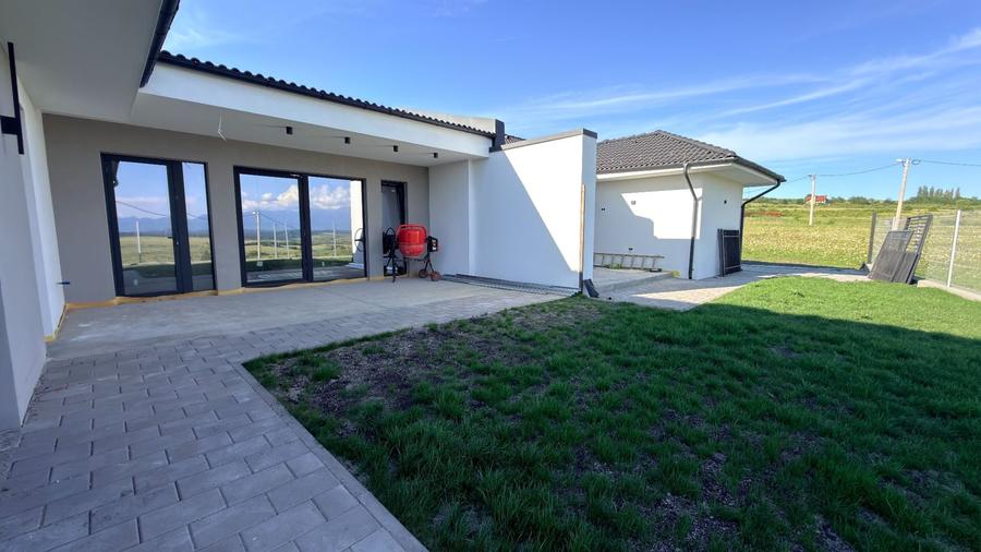 Casă cu 4 camere cu Teren 300 Mp în Broscărie