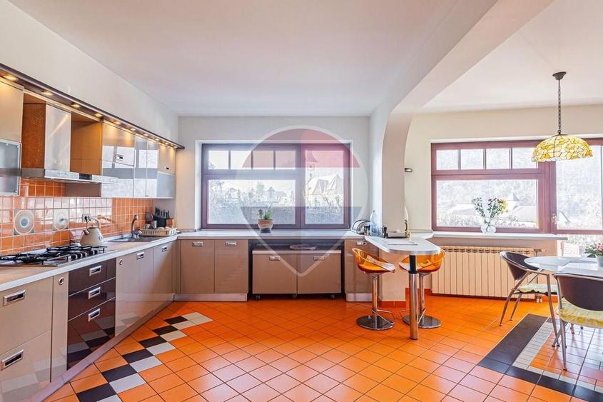 Casă individuală cu 11 camere cu Teren 1300 Mp în Schei