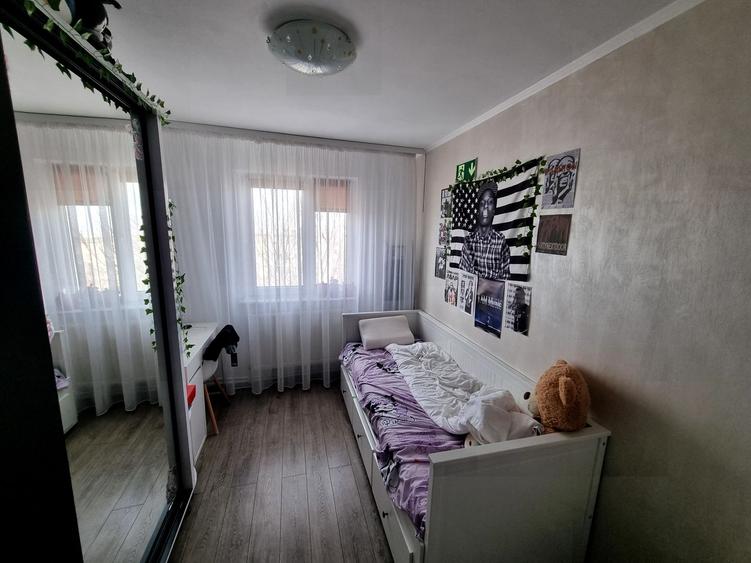Apartament cu 3 camere semidecomandat, mobilat în Casa de Cultură