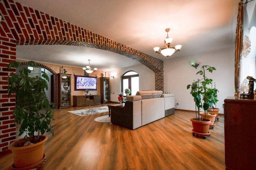Casă individuală cu 6 camere cu Canalizare în CET