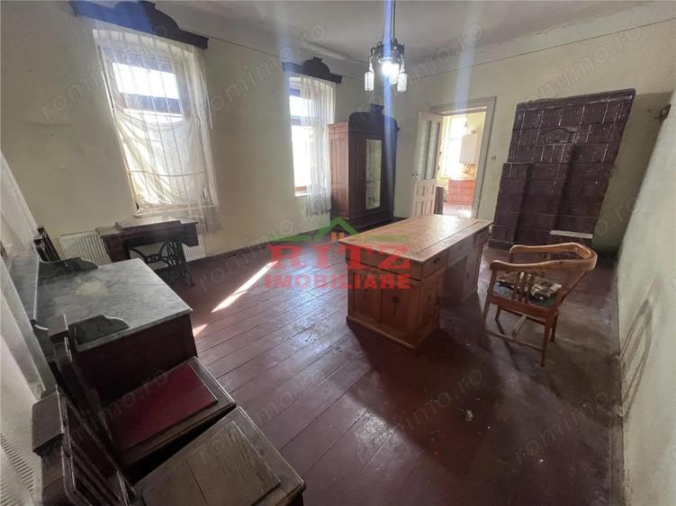 Casă cu 3 camere cu Teren 1623 Mp în Central