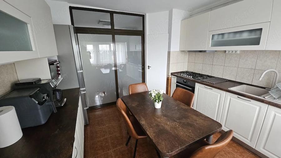 Apartament cu 4 camere decomandat în Noua