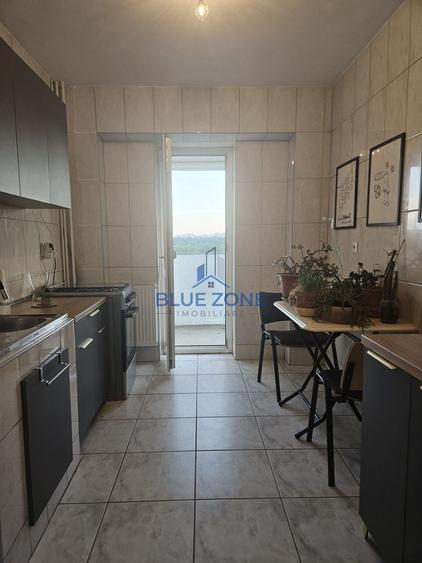 Apartament cu 3 camere semidecomandat în Tineretului