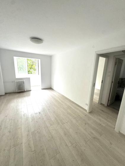 Apartament cu 3 camere semidecomandat în Titan