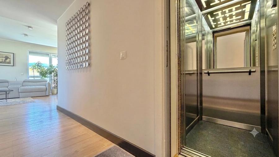 Penthouse cu 4 camere decomandat în Avantgarden
