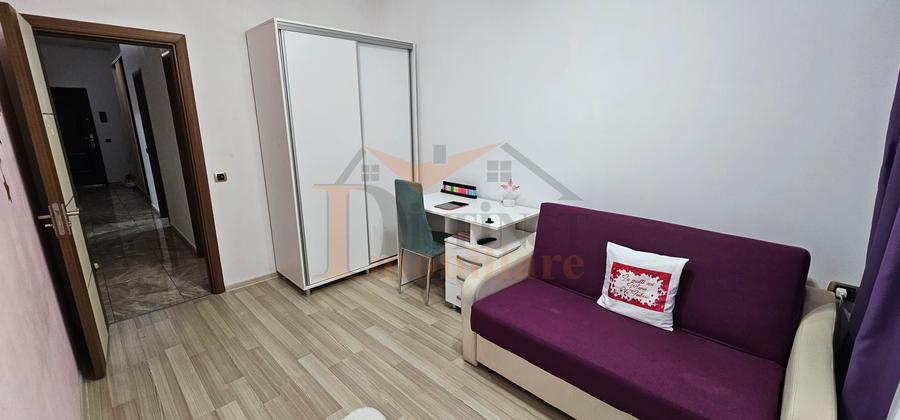 Apartament cu 3 camere decomandat în Tractorul