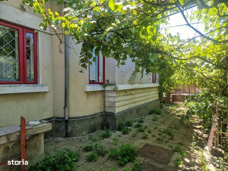 Casă cu 3 camere decomandat în Central