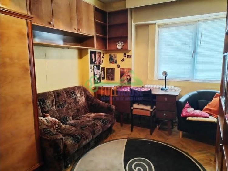 Apartament cu 3 camere decomandat în Podu Roș